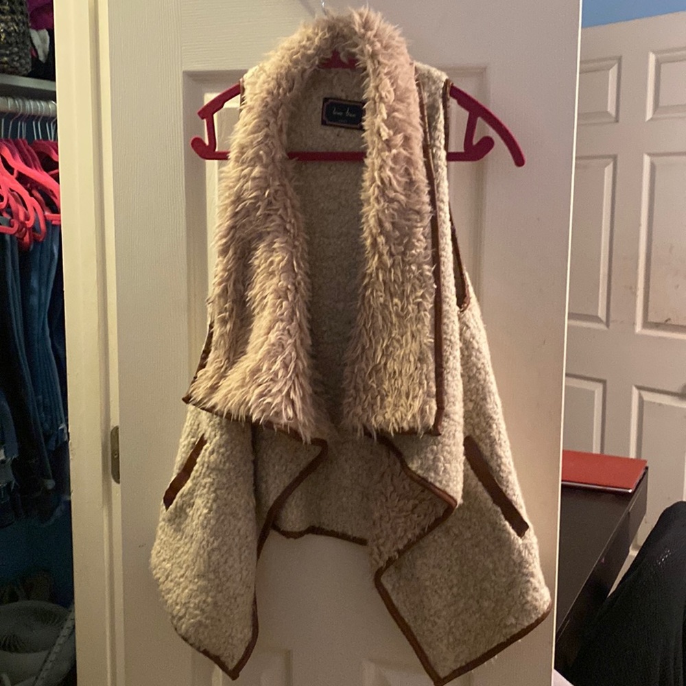 Beige vest, faux fur